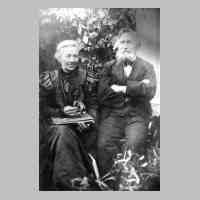 081-0023 Reinlacken 1930 - Georg Norkus mit Ehefrau Stellmachermeister in Reinlacken, Grosseltern von Guenther Reimann.JPG